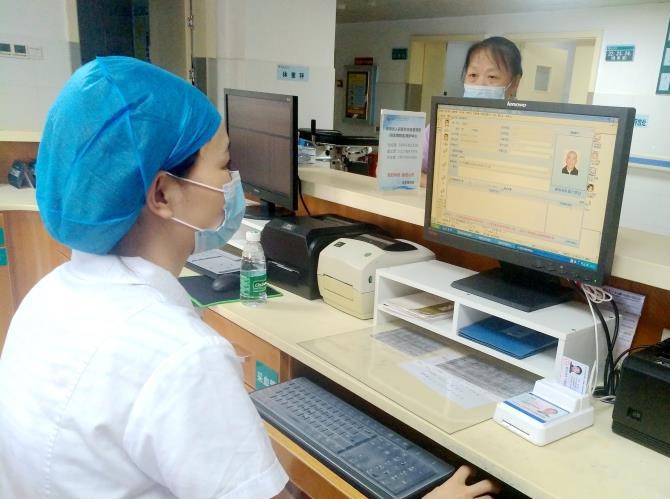 “互聯網+醫?！?人民醫院引進身份證社?？ㄗx卡器